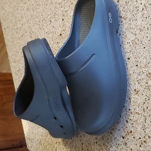 Oofos Oefos Ooclog Clogs. Like new. Worn couple hours. Euro 39 Women's 8 Men's 6